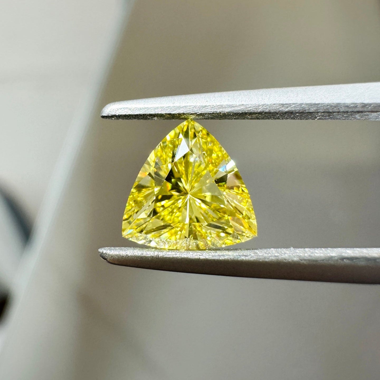 HPHT Lab Grown Yellow Color Diamonds Trillion Cut 0.5ct~5.0ct VVS/VS With IGI Certificate