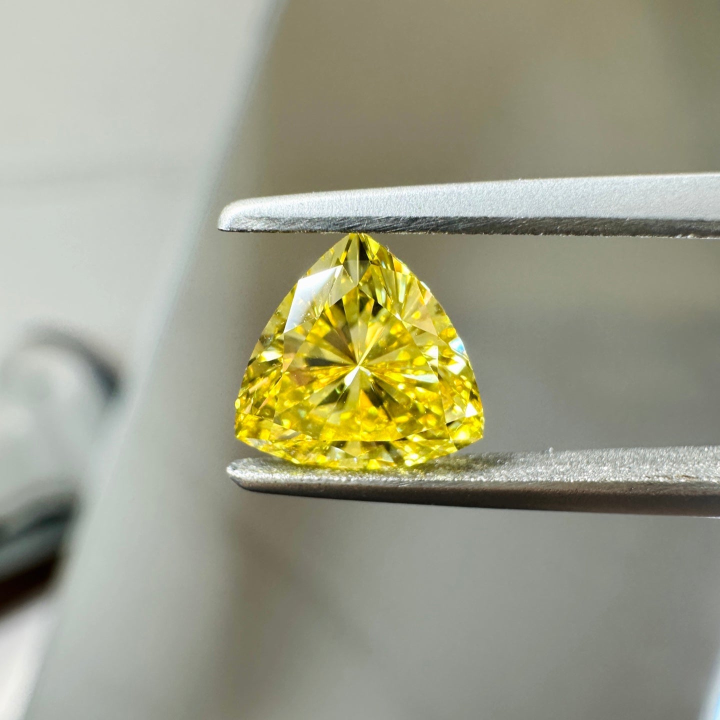 HPHT Lab Grown Yellow Color Diamonds Trillion Cut 0.5ct~5.0ct VVS/VS With IGI Certificate