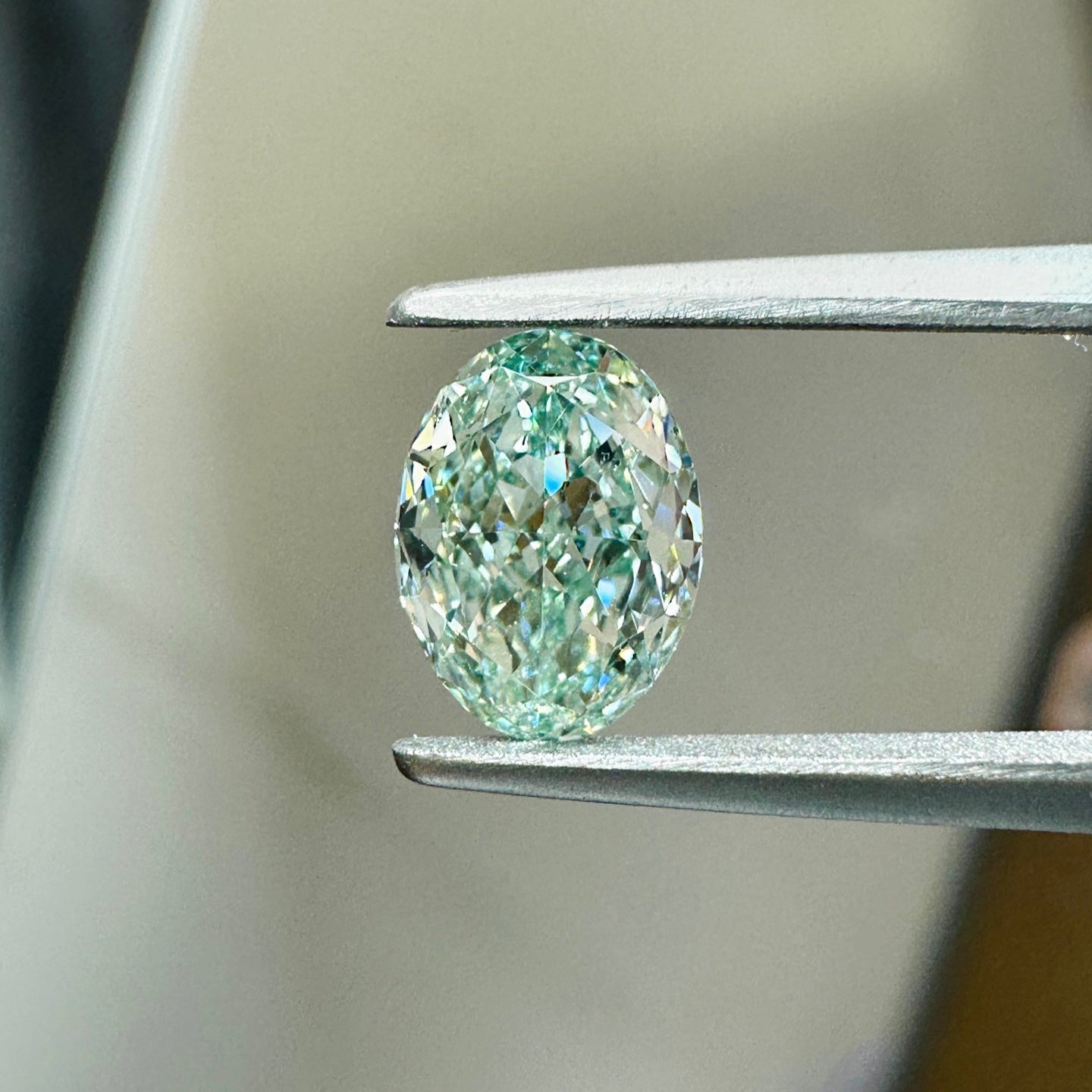 HPHT Lab Grown Green Color Diamonds Oval Shape 0.5ct~5.0ct VVS/VS With IGI Certificate