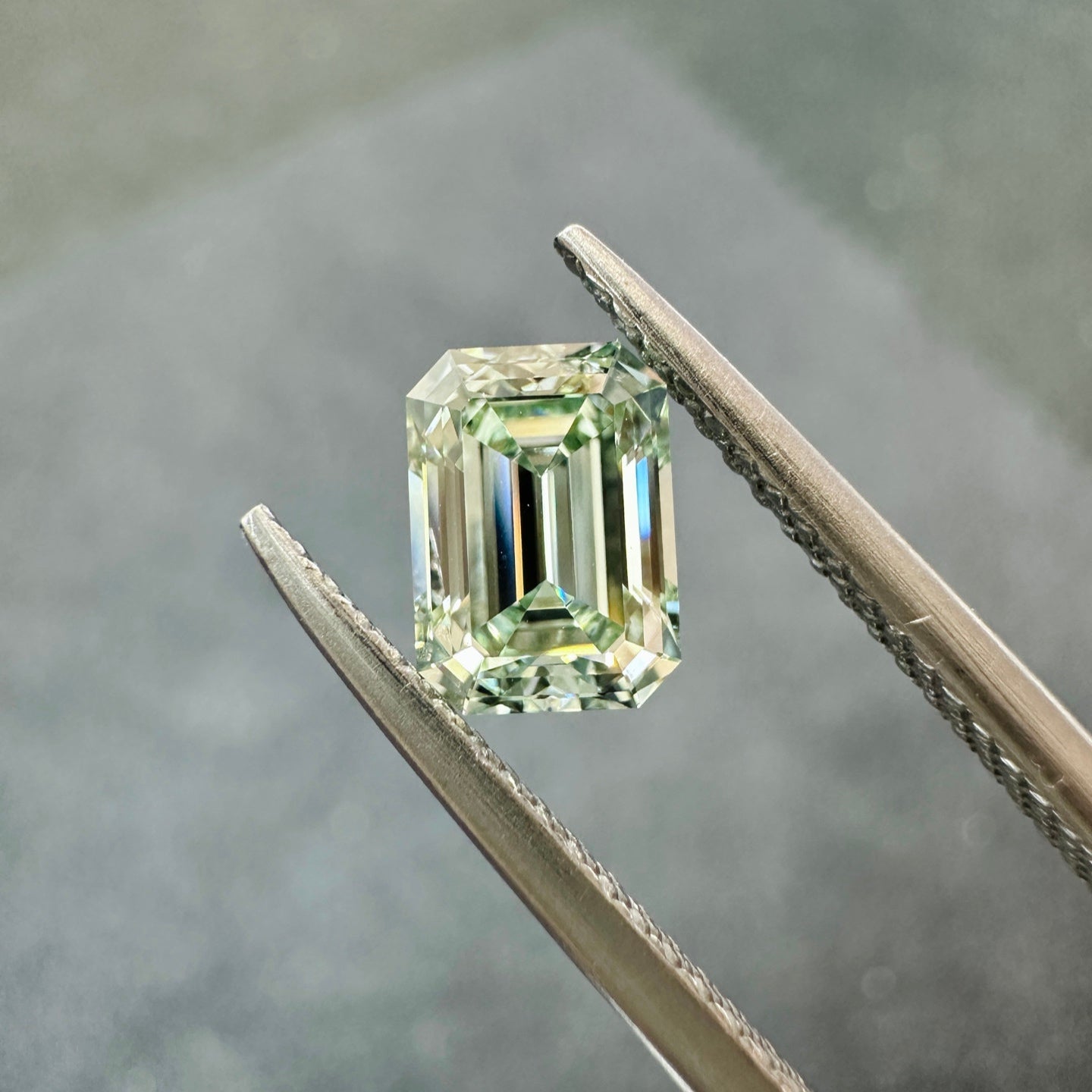HPHT Lab Grown Green Color Diamonds Emerald Cut 0.5ct~5.0ct VVS/VS With IGI Certificate