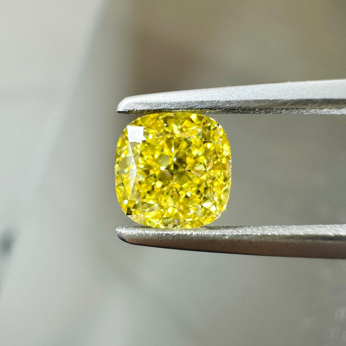 HPHT Lab Grown Yellow Color Diamonds Cushion Shape 0.5ct~5.0ct VVS/VS With IGI Certificate