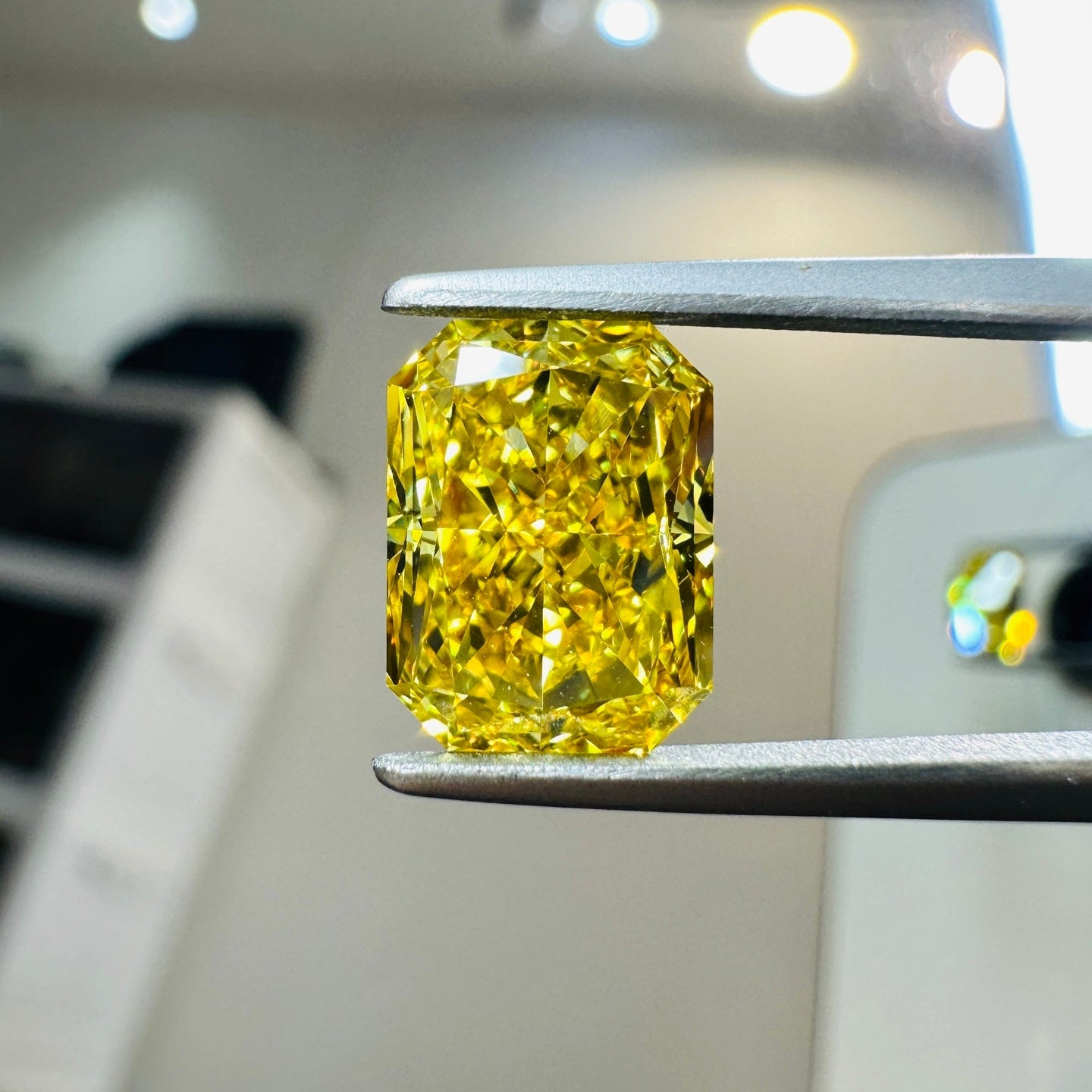HPHT Lab Grown Yellow Color Diamonds Radiant Cut 0.5ct~5.0ct VVS/VS With IGI Certificate