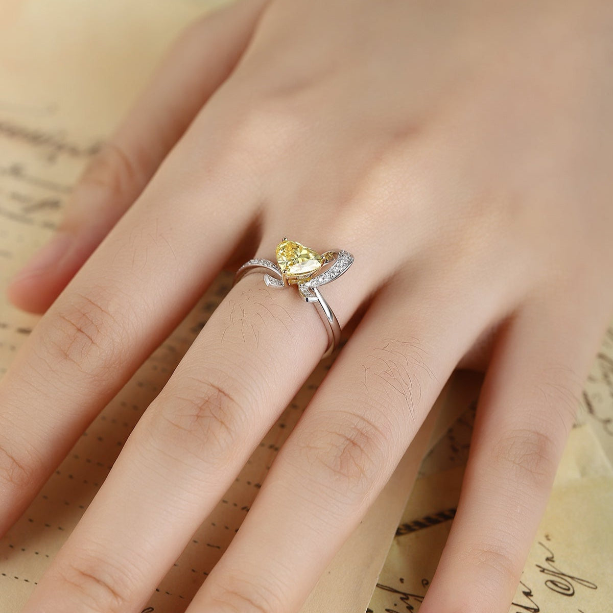 PT950 1.14ct Heart-Shaped Lab Grown Yellow Color Diamonds Ring