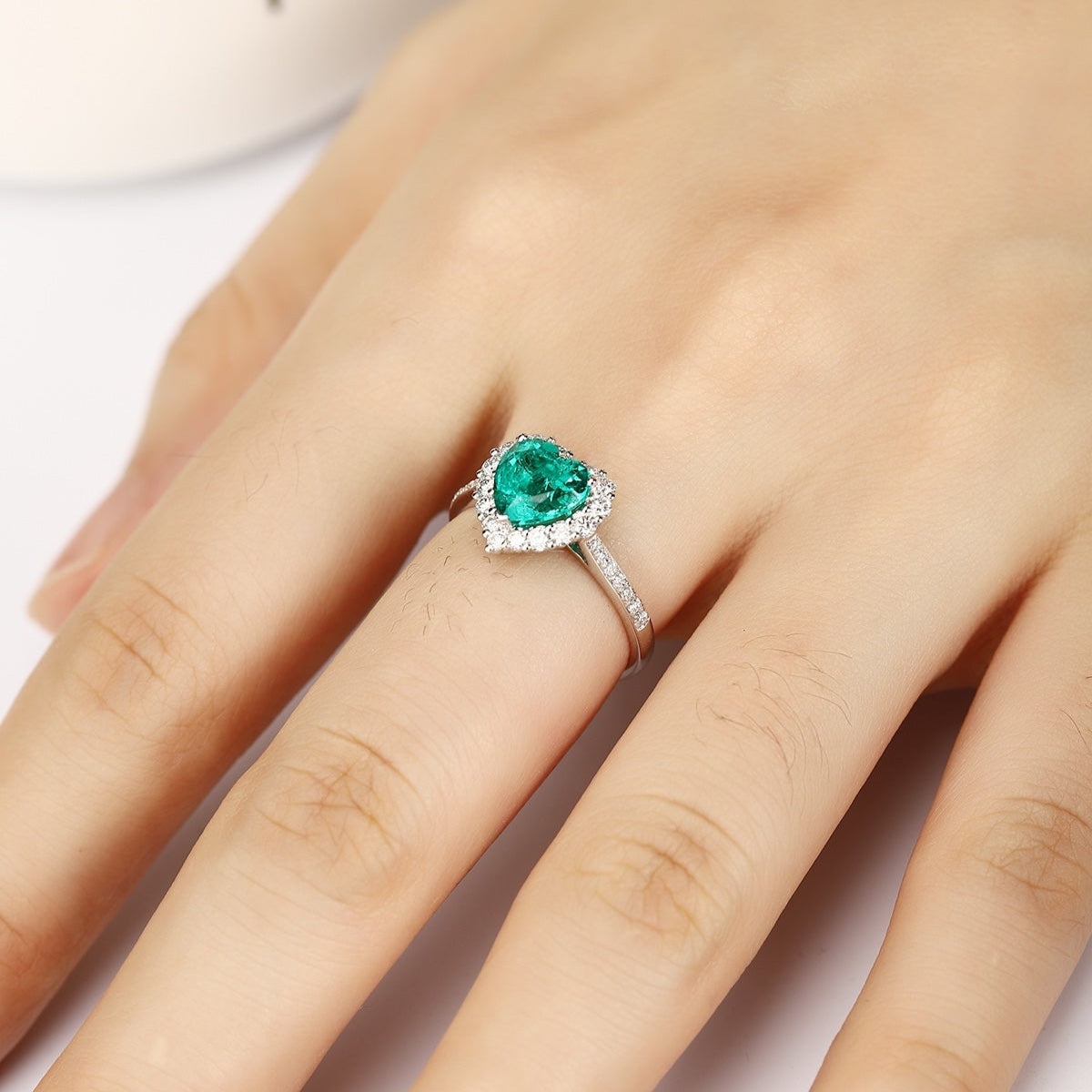 PT950 1.26ct Heart-shaped Lab Grown Emerald Ring
