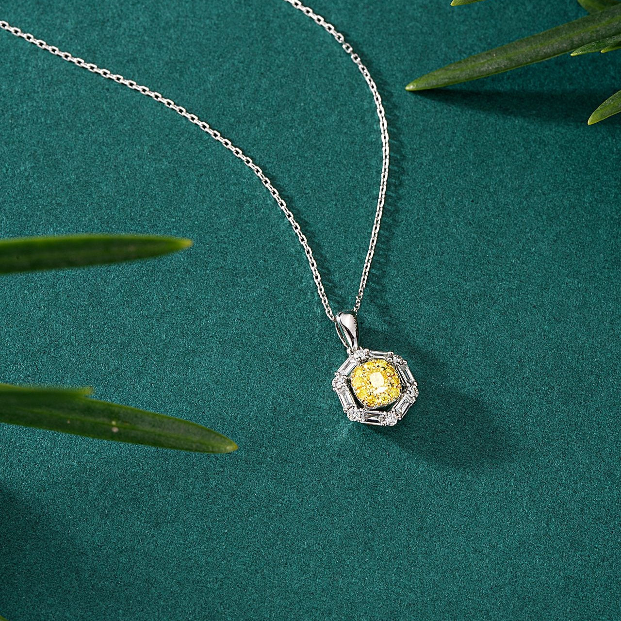 14K Yellow Diamond Hexagonal T-shaped Melon Seed Buckle Pendant