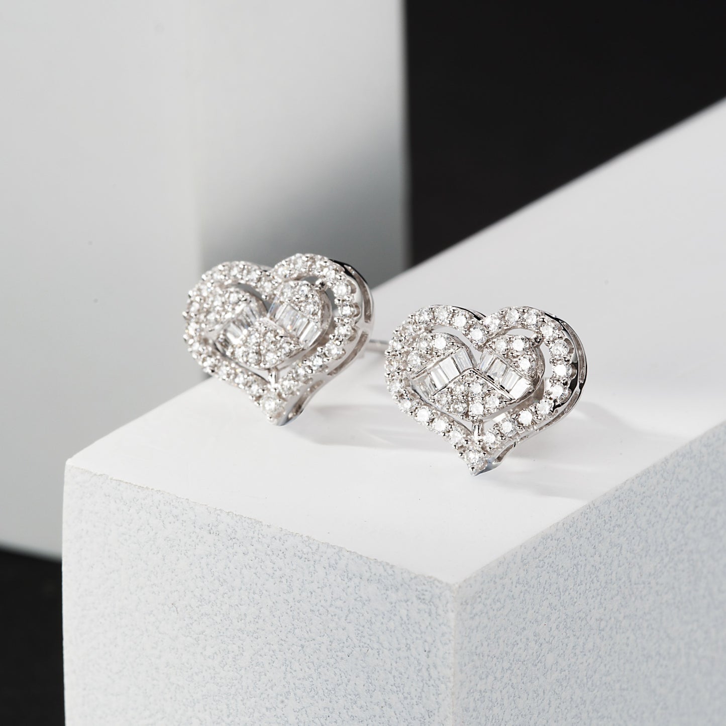 14K Round T-shaped Earrings