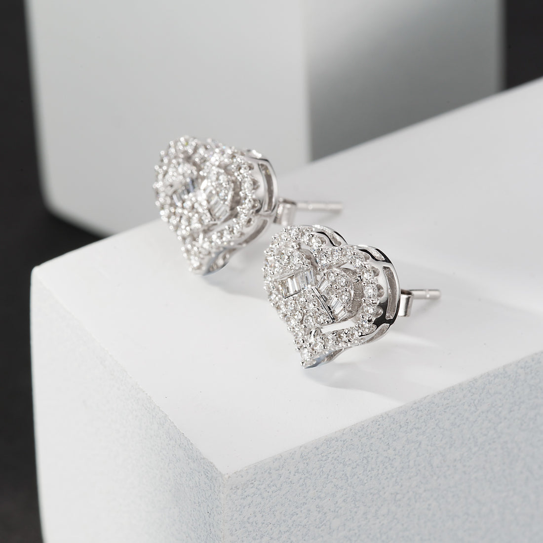 14K Round T-shaped Earrings