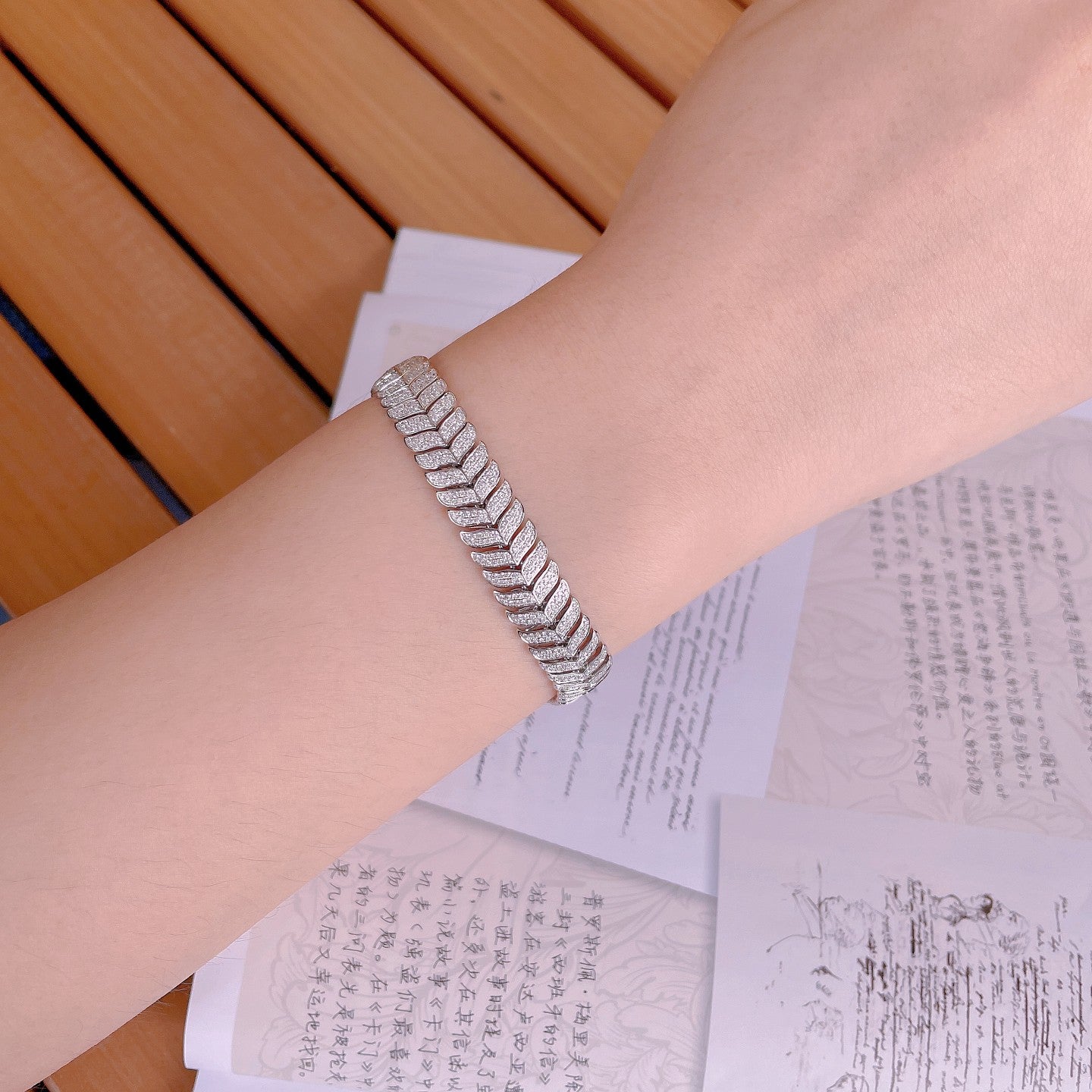 14K Lab Grown Diamond T-Button Leaf Bracelet