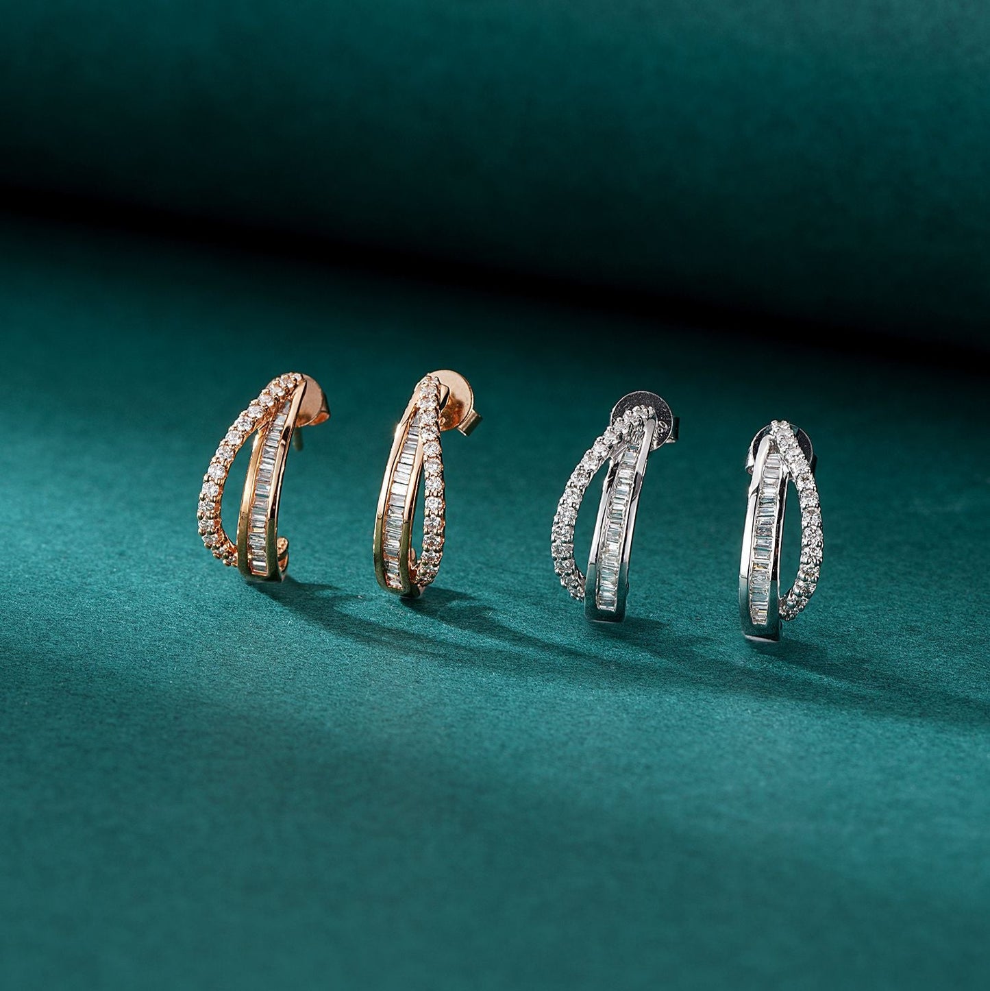 14K Round T-shaped Earrings