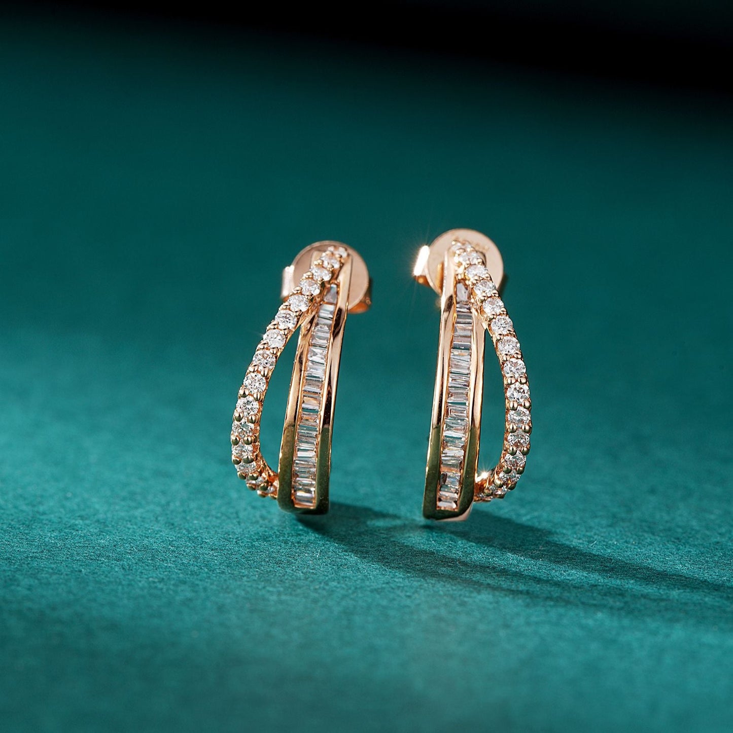 14K Round T-shaped Earrings