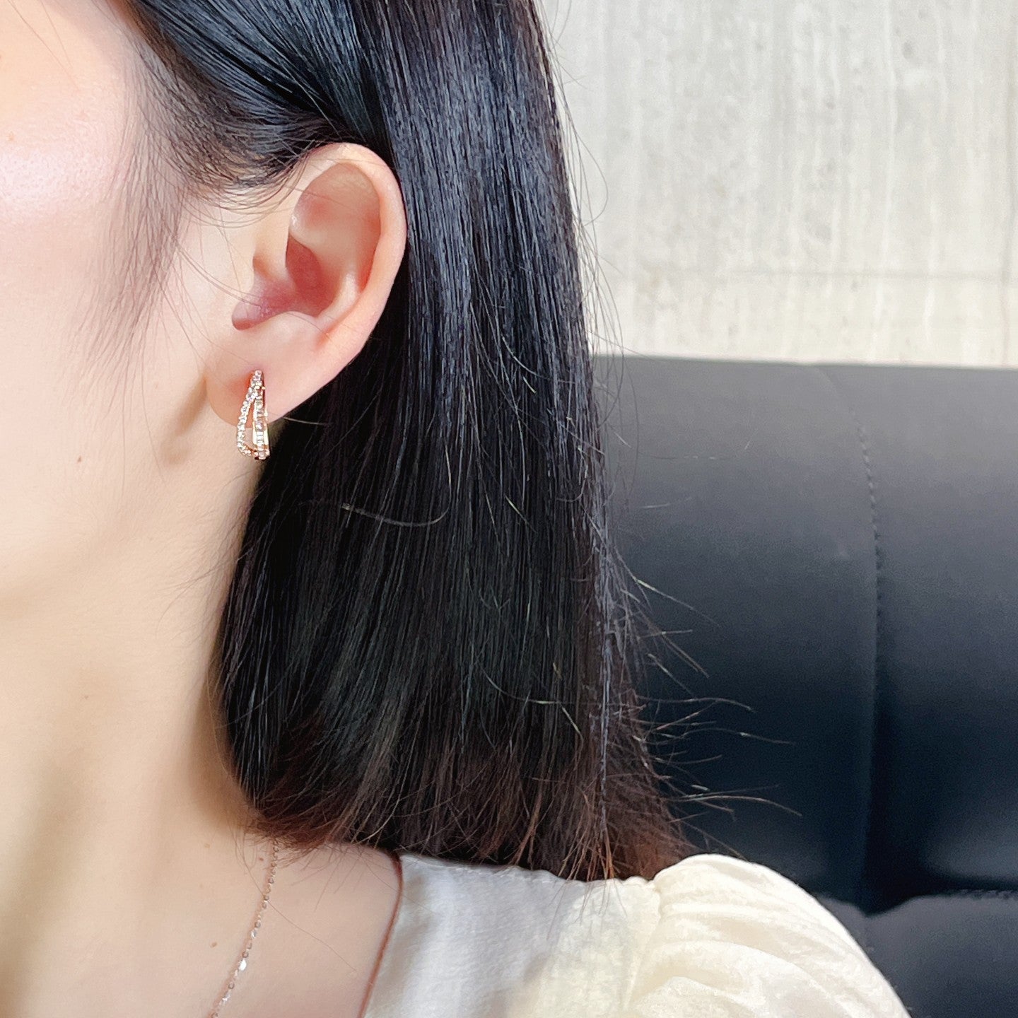 14K Round T-shaped Earrings