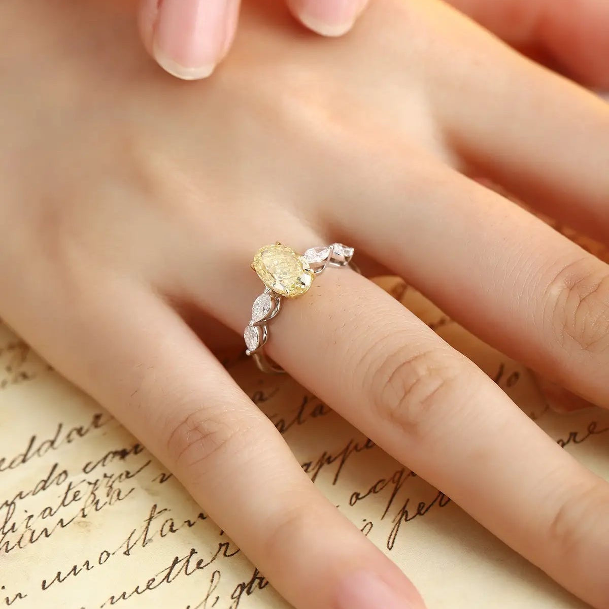 PT950+18K 1.24ct Oval Shape Lab Grown Yellow Diamond Ring