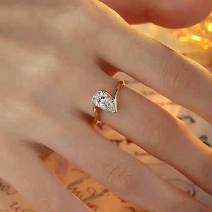 18K Lab Grown Diamond 1ct Pear Shape Ring