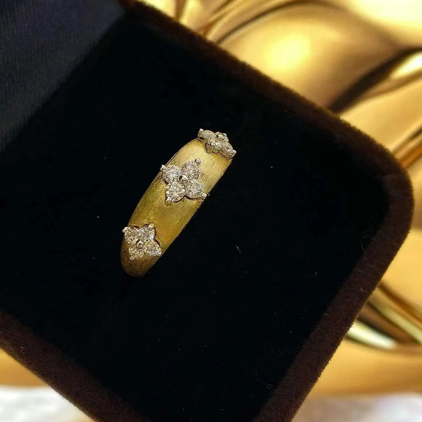 18K Solid Gold Brushed‑Finish Four‑Leaf‑Clover Lab‑Grown Diamond Ring